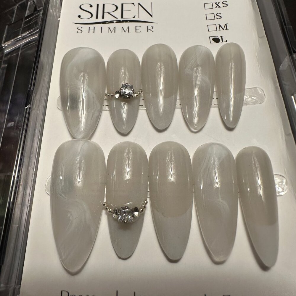 High-quality handcrafted reusable press on nails.